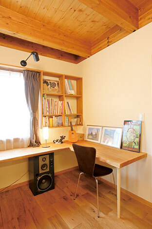 ダイニングの一角に設けたテーブルは、子どもたちのスタディコーナー。机も書棚も職人の手づくり