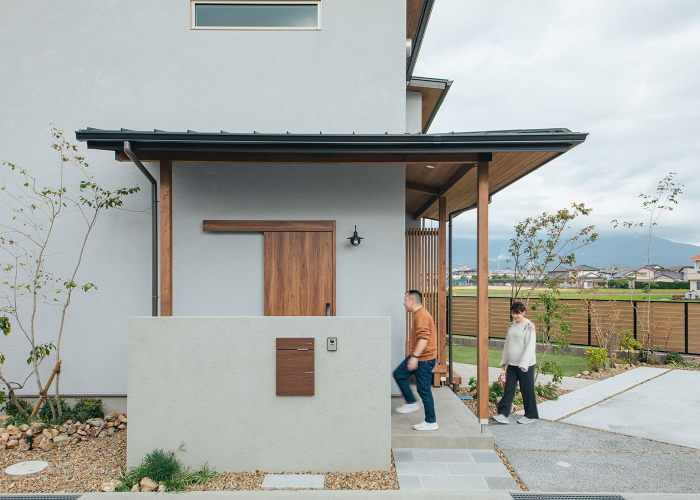 フジモクの家（富士木材）【自然素材、狭小住宅、省エネ】深い庇のおかげで雨に濡れずに出入りできる