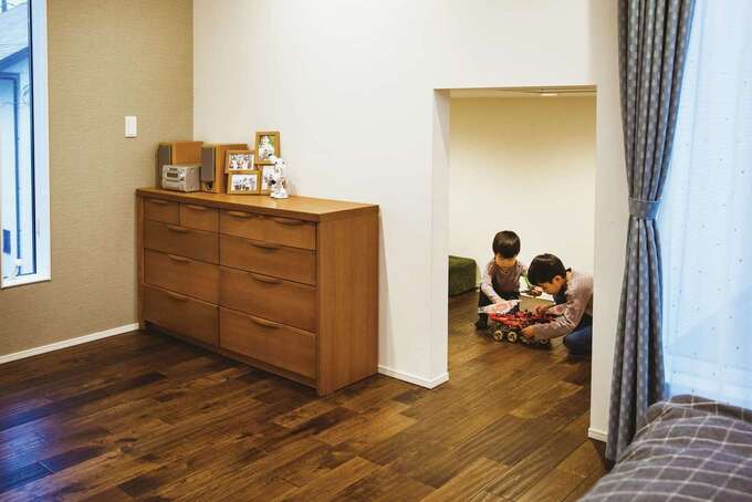 nattoku住宅｜寝室の一角に小屋裏を利用した収納を用意。今はここを子どもたちのプレイスペースにして、広い部屋を寝室に。将来は分割して2つの子ども部屋にする予定。家族の成長を受けとめるしなやかな設計が嬉しい