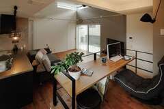 リビングにいる家族と同じ時間を共有できるご主人の書斎。スキップフロアの効果でほどよいおこもり感もある