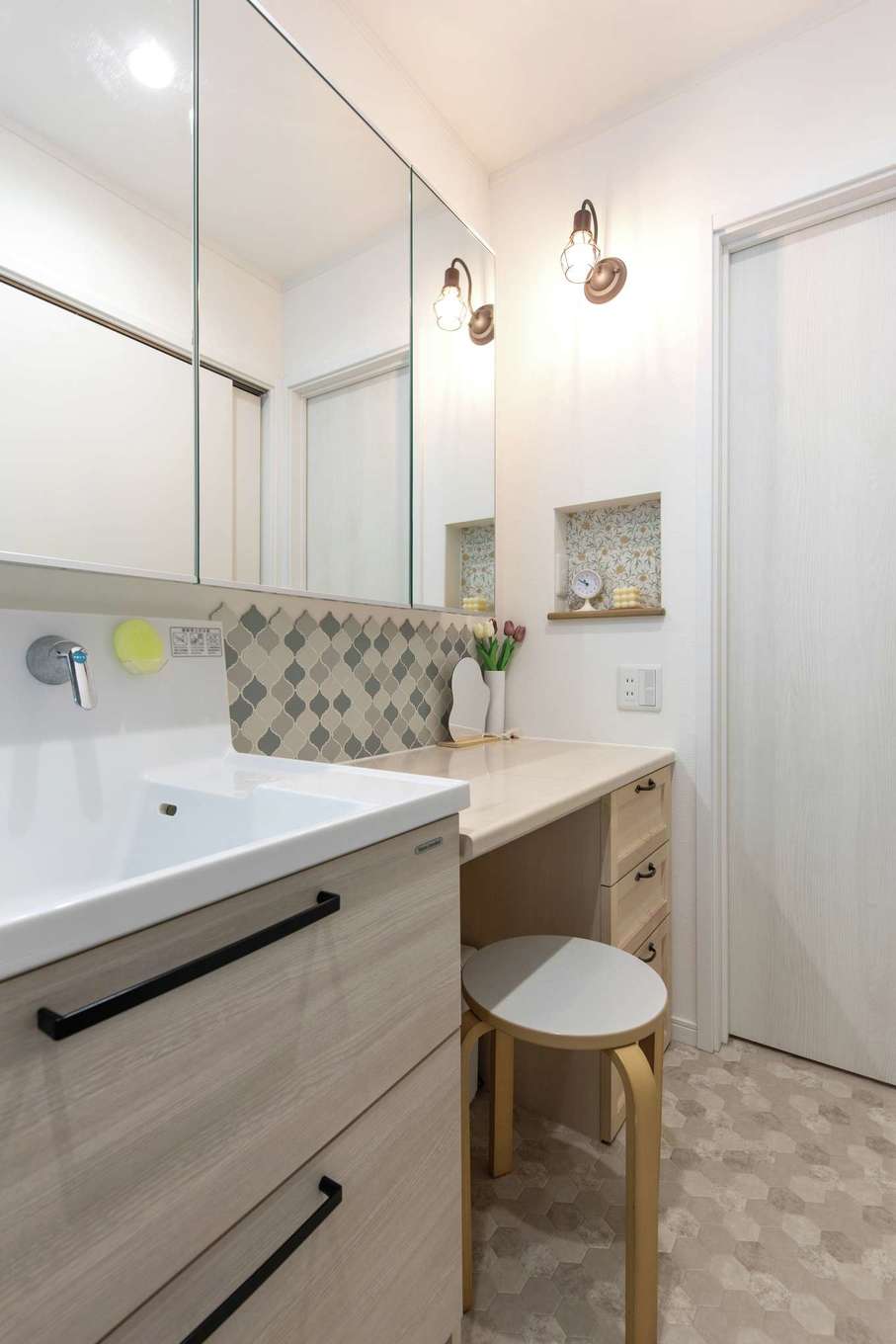 ハートホーム【デザイン住宅、自然素材、間取り】洗面室の一角に奥さまの化粧コーナーを設置。大きめの棚も作り、家族のパジャマや下着、靴下などを収納。風呂上がりにすぐ着られる