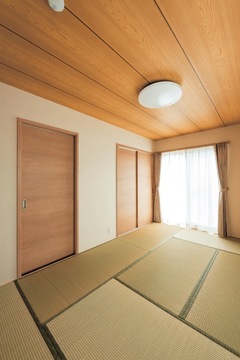 和に憧れがあったご主人も納得の7.5畳の和室。建具には木調の室内建材を使用。襖と違って色あせや張替などの心配がなく、耐久性もあるのでメンテナンスも楽