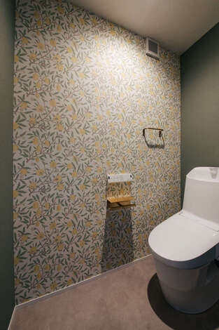 奥様のセンスが光るインテリアのセレクト。トイレのクロスにもこだわりを感じる