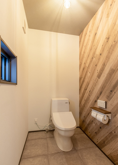 将来のことも考え、トイレは広めに設計。室内はバリアフリーでもある
