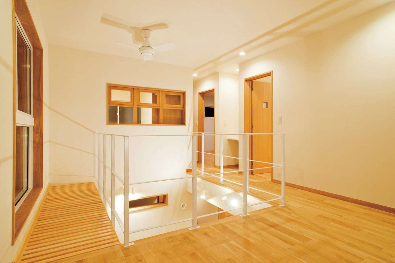 仲田工務店【収納力、自然素材、間取り】開放感のある3階のフリースペース。大きく取った窓の足元は格子状になっているので、階下の土間にも光が届く