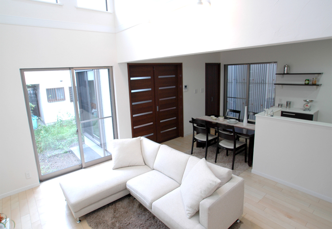 キッチンの横にダイニングテーブルをレイアウトし、食事の配膳を楽にした。また、リビングとキッチンを近づけることができるので、奥さんが孤独に感じることもない