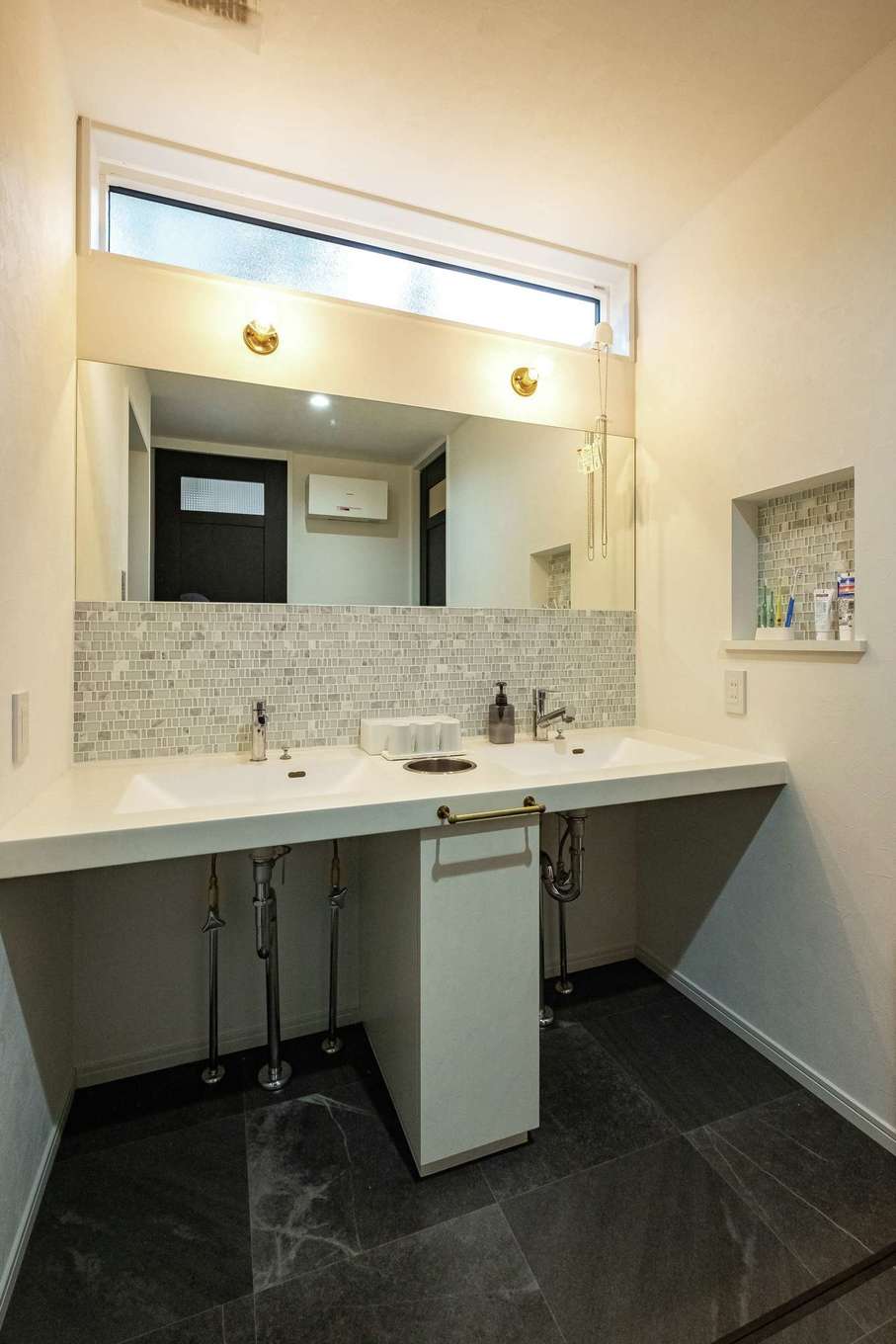 臼幸産業【子育て、省エネ、間取り】床やタイルをストーン調にまとめホテル仕様に