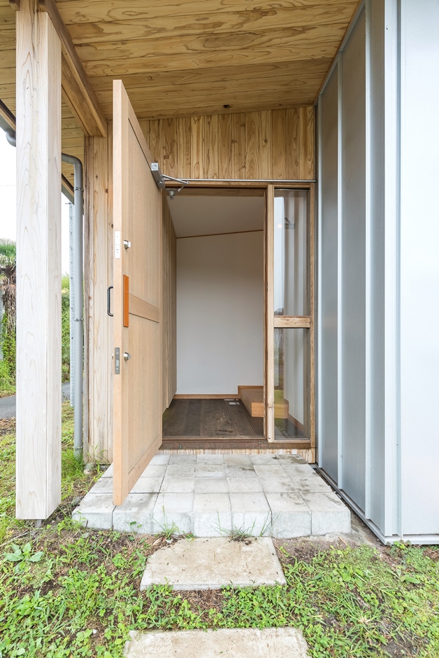 富創 -ふそう-【子育て、自然素材、建築家】玄関扉も木製。透明なスリットは開放感抜群だ