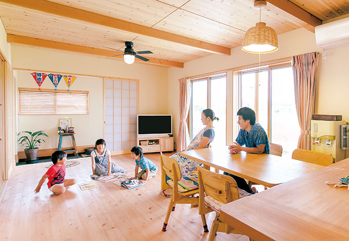 福工房【子育て、自然素材、間取り】キッチンに立てば玄関の出入りはもちろん、庭や縁側、階段を通して2階の様子も感じられる。お子さまたちが成長しても、自然なつながりが生まれる間取りが提案された