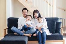 ご主人は地元、奥さまは東京の出身。休日の楽しみは近くの公園めぐり。学生時代サッカーに打ち込んだご主人は、お子さまのトレーニングをひっそりスタート。