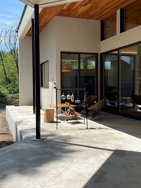 Techno Home Aizawa【デザイン住宅、自然素材、高級住宅】軒が深いデッキは雨避けのほか、夏の日差しを遮断し室内の温度維持にも貢献