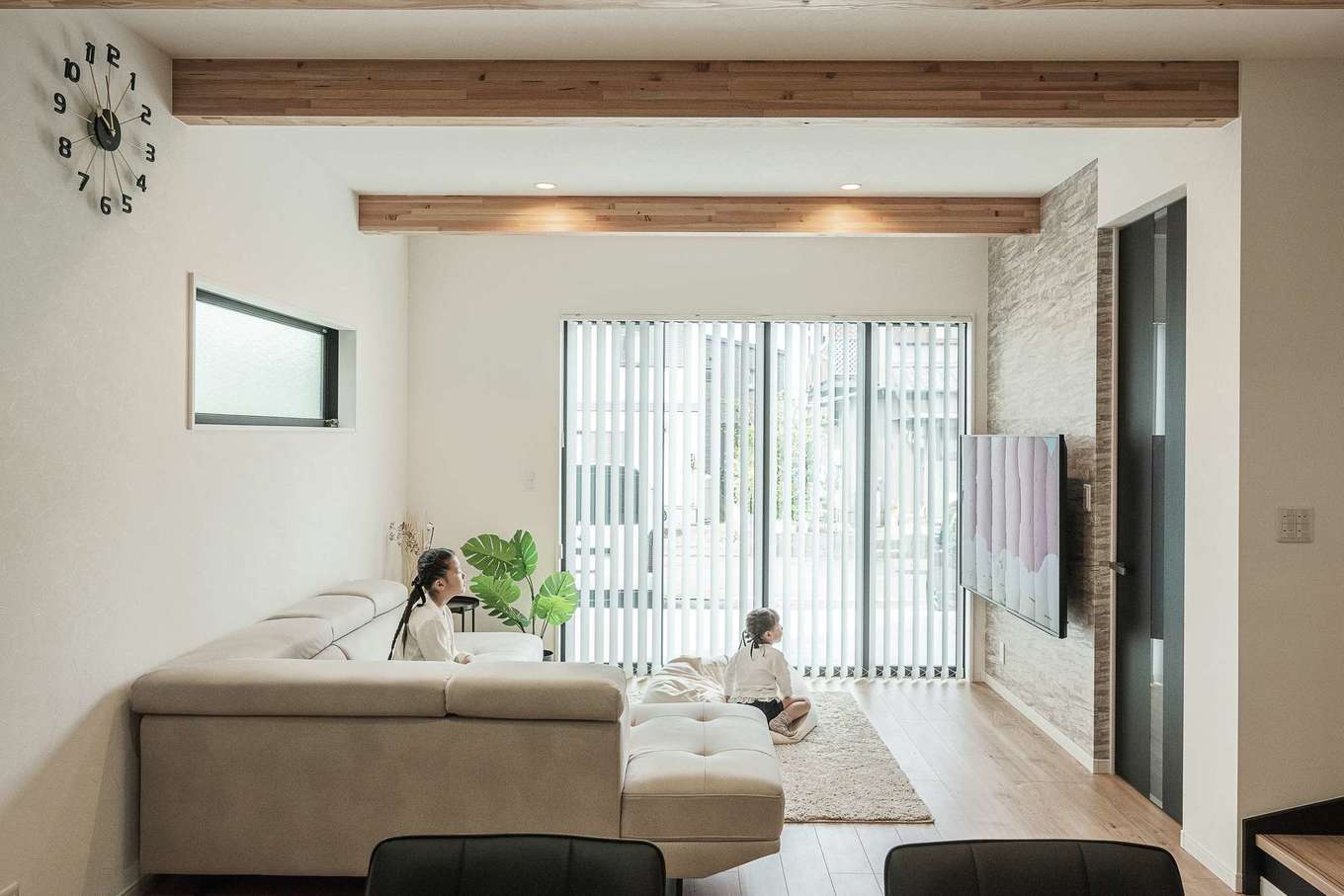 甲静ハウジング【デザイン住宅、趣味、間取り】陽だまりのような心地よいリビング。窓辺はすべてブラインドとすりガラスですっきりと