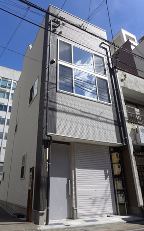 淡いグレー系の外壁に両サイドだけアクセントで濃くする事で外観を引 き締める効果を演出