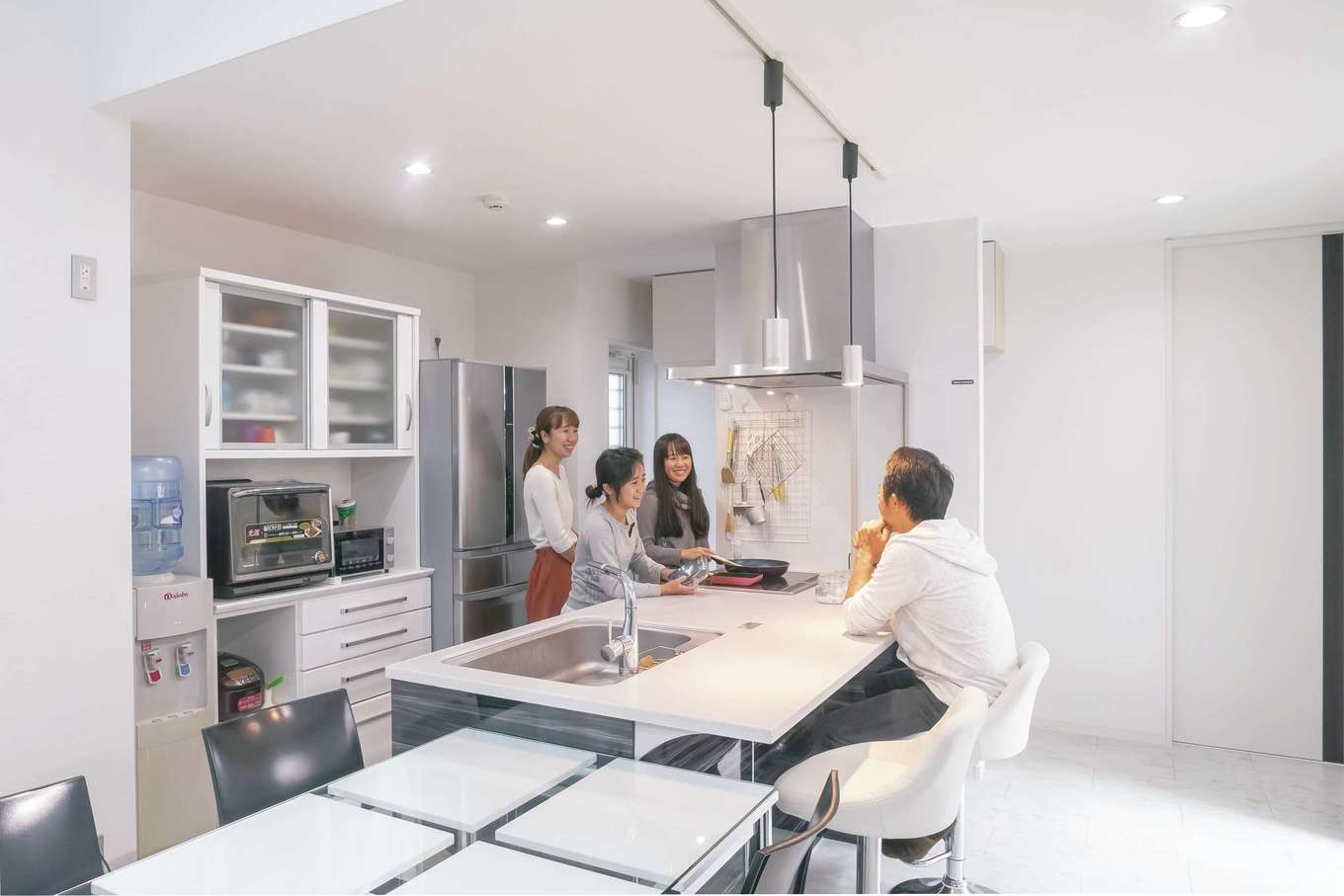 アフターホーム【デザイン住宅、二世帯住宅、間取り】奥さまのお手伝いをする娘さんたちをやさしい眼差しで見守るご主人