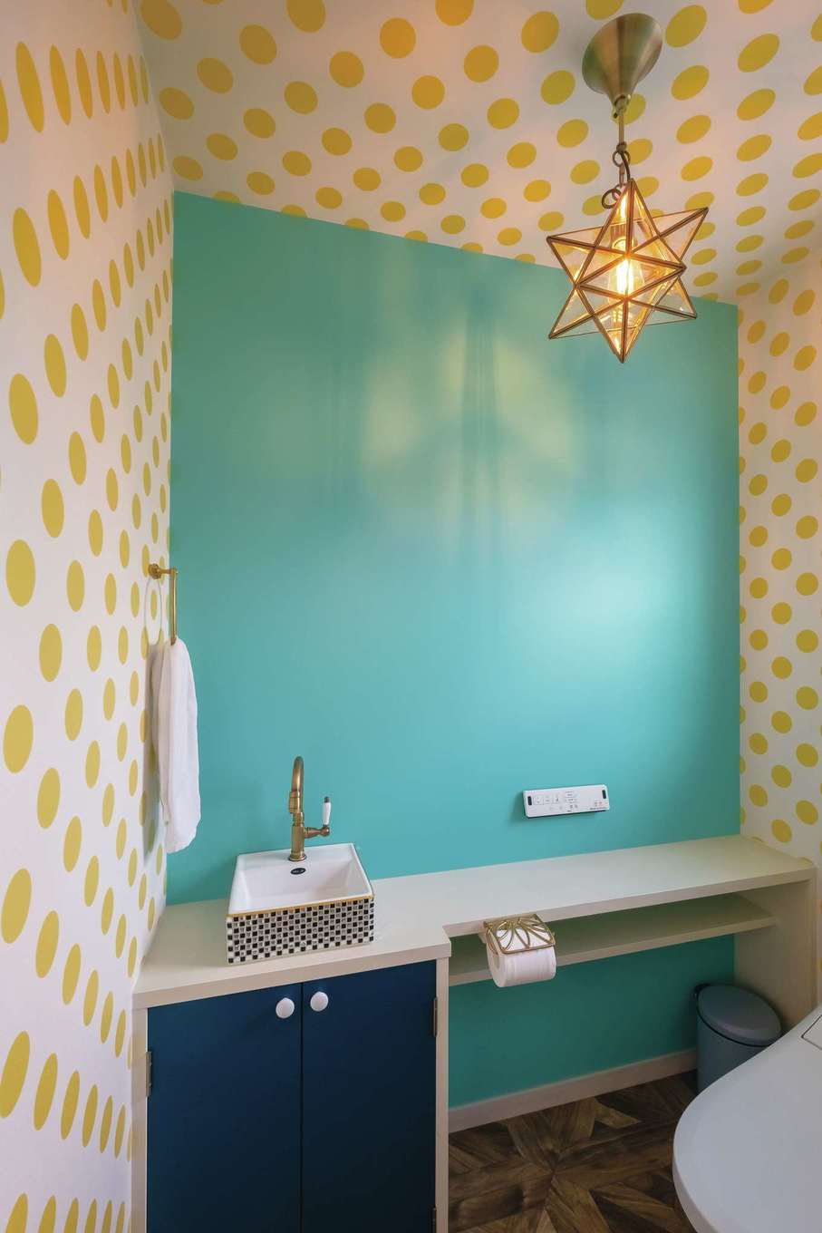 富士ホームズデザイン【デザイン住宅、子育て、インテリア】トイレは奥さまの要望をベースに。1階はポップな色使いで、気分が明るくなる仕上がり