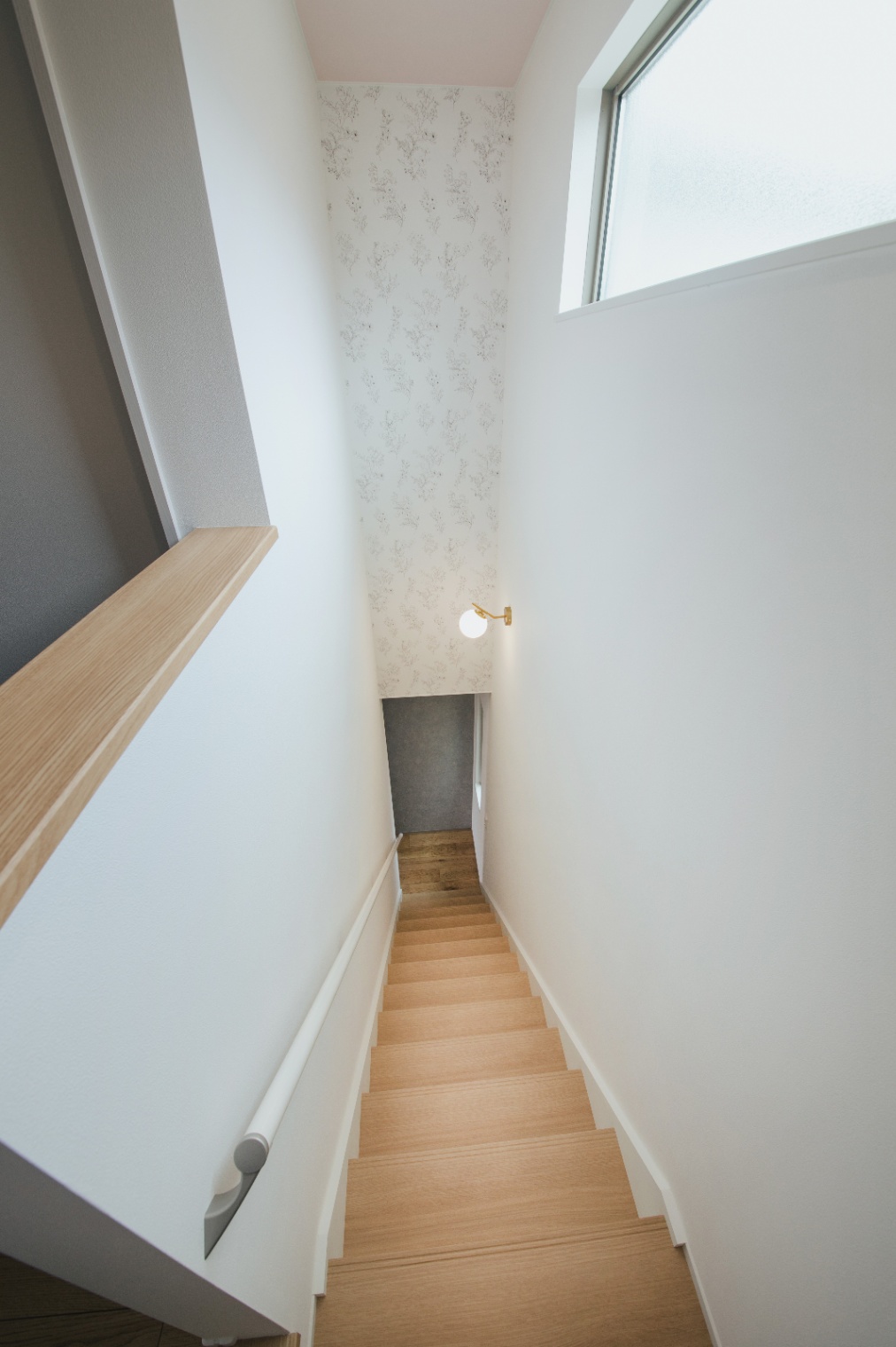 ナイスホーム【デザイン住宅、趣味、間取り】ルノンのクロスを貼って可愛らしい雰囲気を取り入れた階段