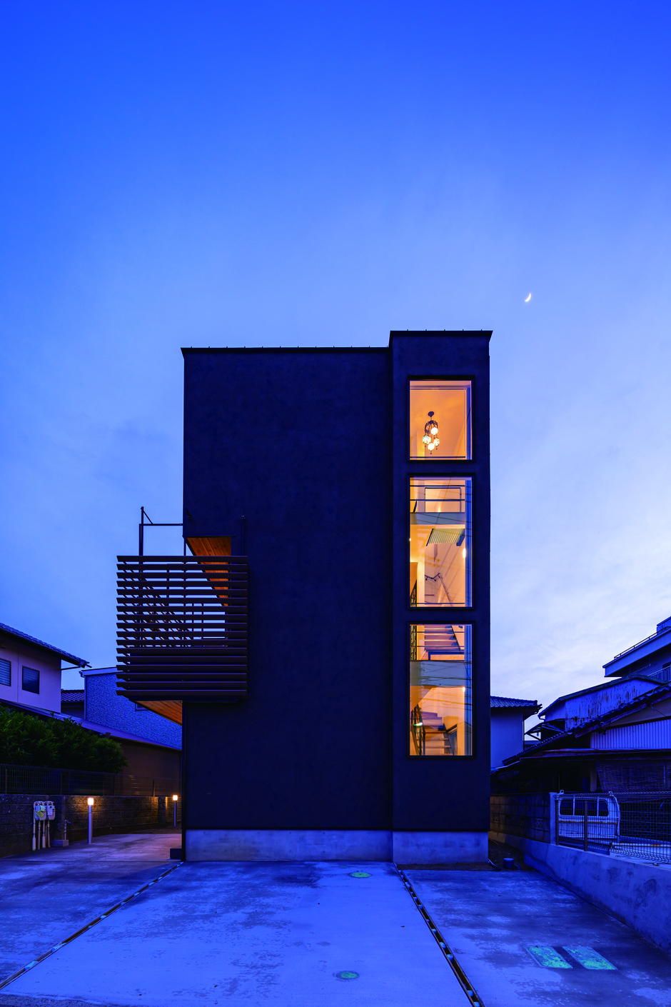 tact design firm【デザイン住宅、間取り、スキップフロア】夕景には、大きなFIX 窓越しの灯りで洗練された美しい3 階建ての外観が際立つ