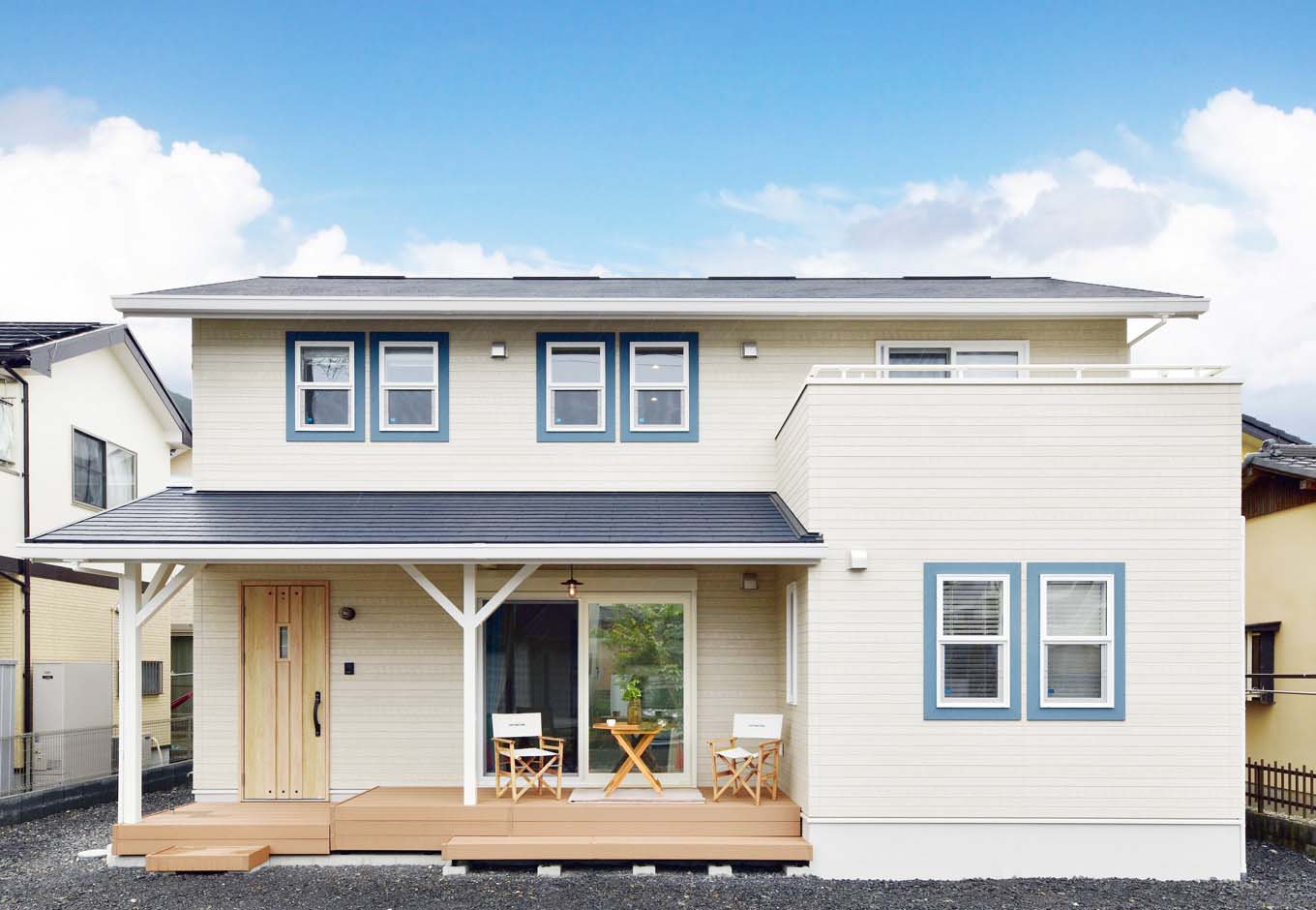 静鉄ホームズ【デザイン住宅、趣味、インテリア】窓廻りのブルーのモールをアクセントに、ナチュラルスタイルに仕上げたサーファーズハウス。