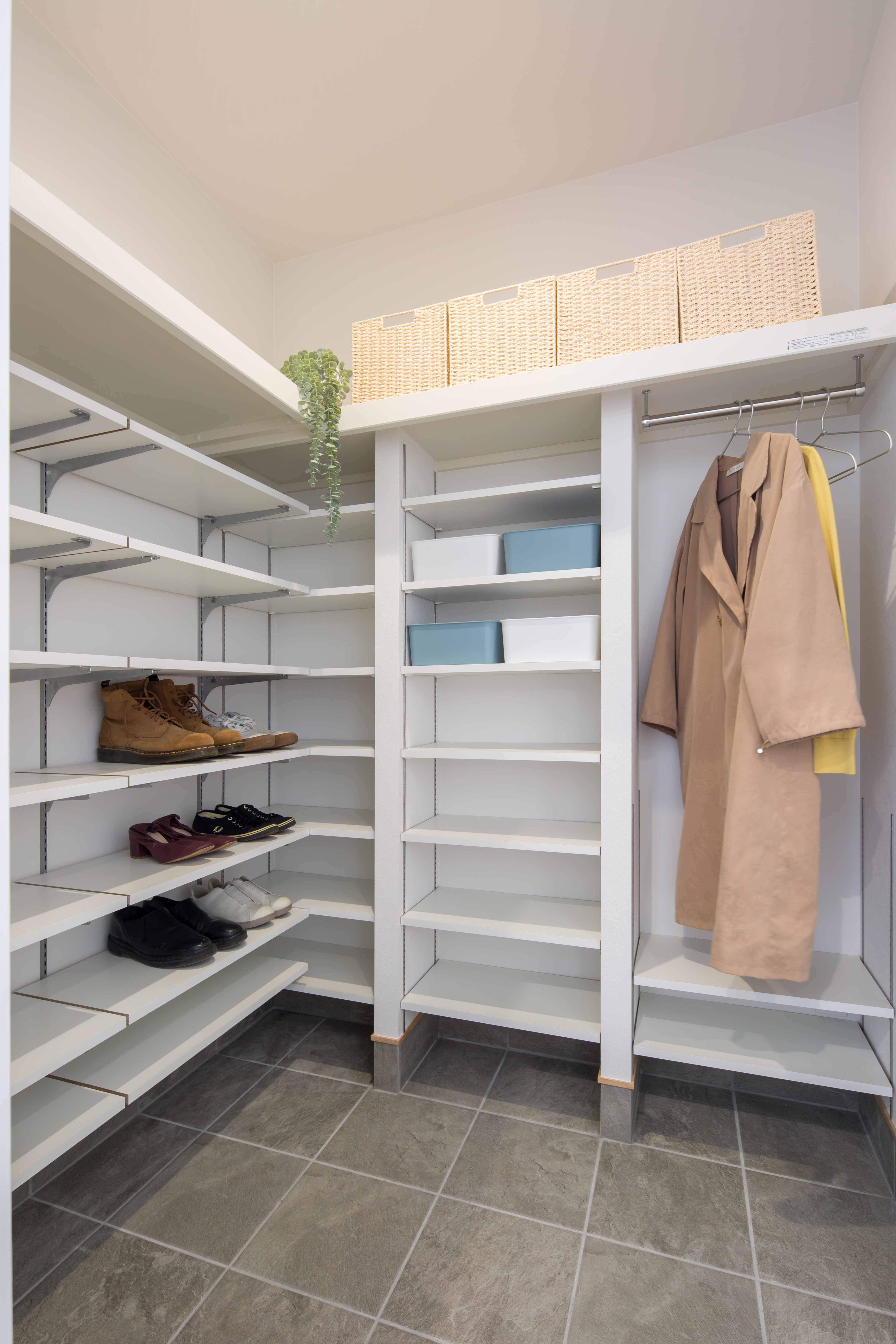 シンプル｜大容量のシューズクローゼット。
靴の収納だけでなく、アウターを掛けられるハンガーポールも設置しました。