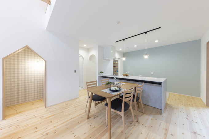 広々とした開放感のあるLDK。シンプルでモダンなデザインが特徴で、ナチュラルな木の床が温かみを演出している。ダイニングスペースにはスタイリッシュな照明がアクセントとなっている。