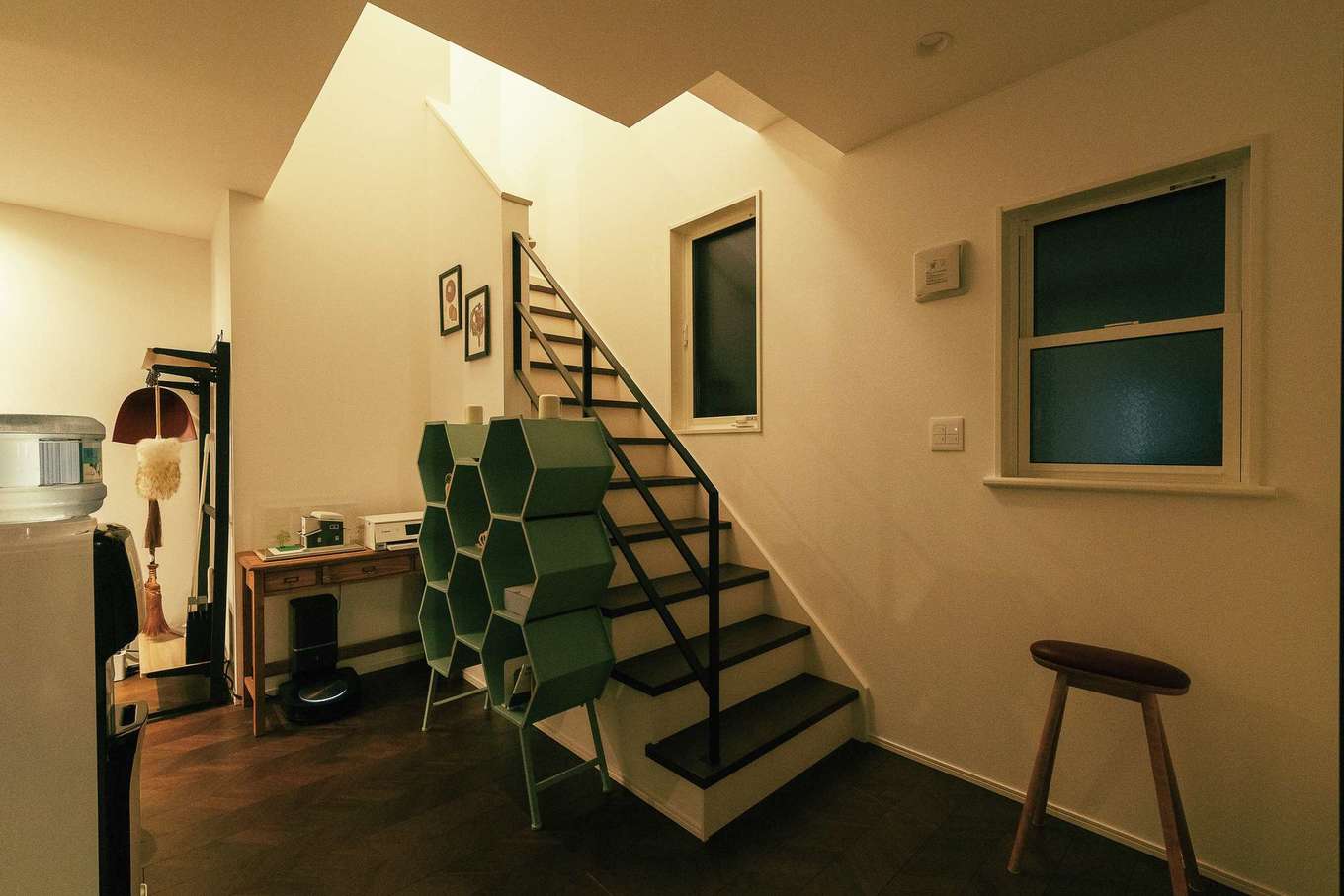 HAPPY HOUSE（山田工務店）【デザイン住宅、夫婦で暮らす、間取り】アイアン階段によって、圧迫感がなくなり軽やかな仕上がり。踏み板の色や上部からの光のこぼれ方など細部までこだわった