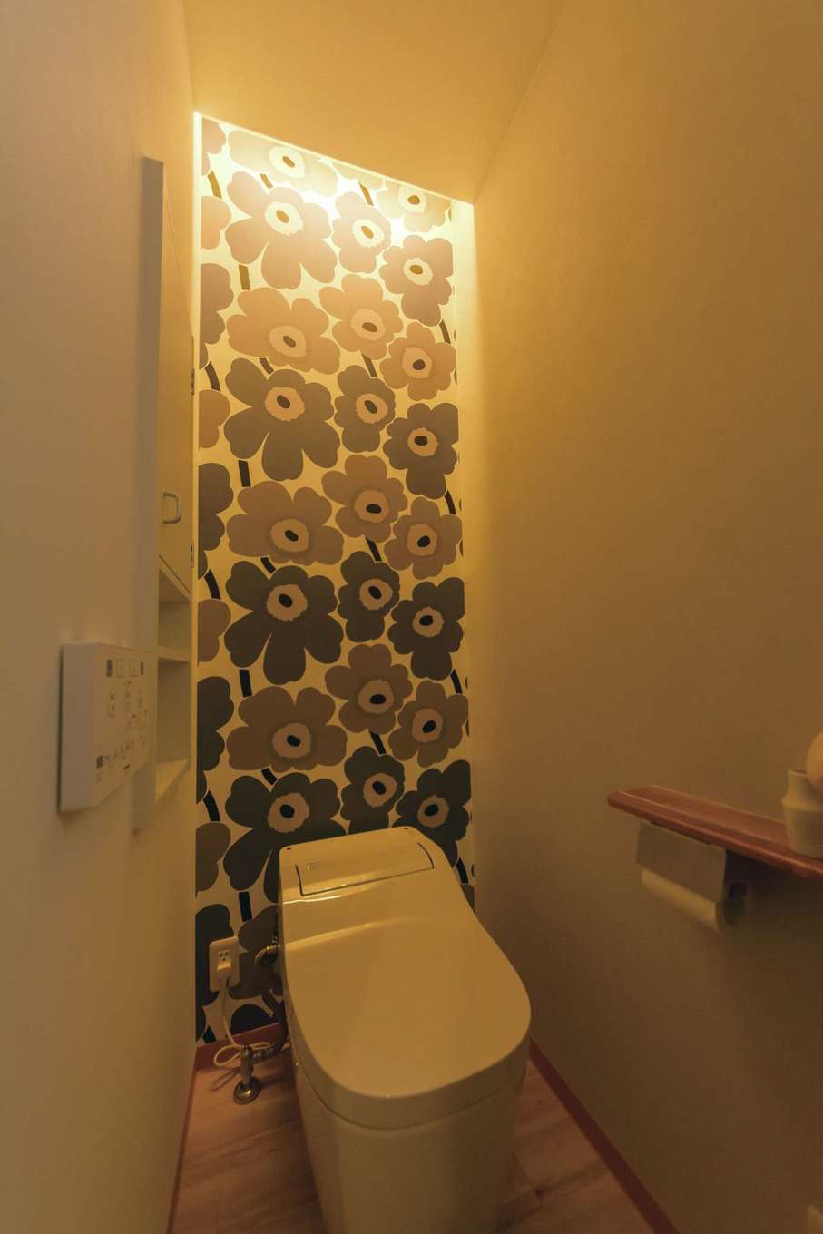 irohaco（アヴァンス）【デザイン住宅、趣味、インテリア】北欧のインテリアや雑貨が好きな奥さま。トイレのアクセントには「マリメッコ」のクロスを選び、キュートな雰囲気に仕上げた