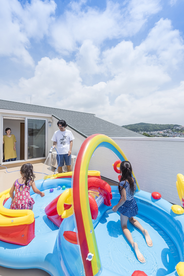 住起産業（アキュラホーム三島中店）【二世帯住宅、狭小住宅、屋上バルコニー】18㎡あるルーフバルコニーは、たくさんの洗濯物を干すだけではなく、子どもの遊び場としても大活躍！　高台にあるY邸は、空との距離もグンと近く感じられる