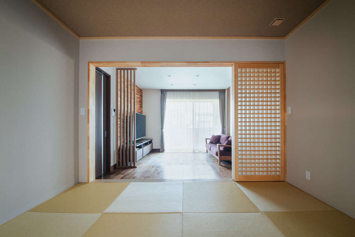 エフエフ住宅【子育て、和風、自然素材】リビングの隣には小上がりの和室を設け、客間や家族のくつろぎスペースとして利用。小上がりの高さは、上り下りの負担を軽くするため低めに設定した