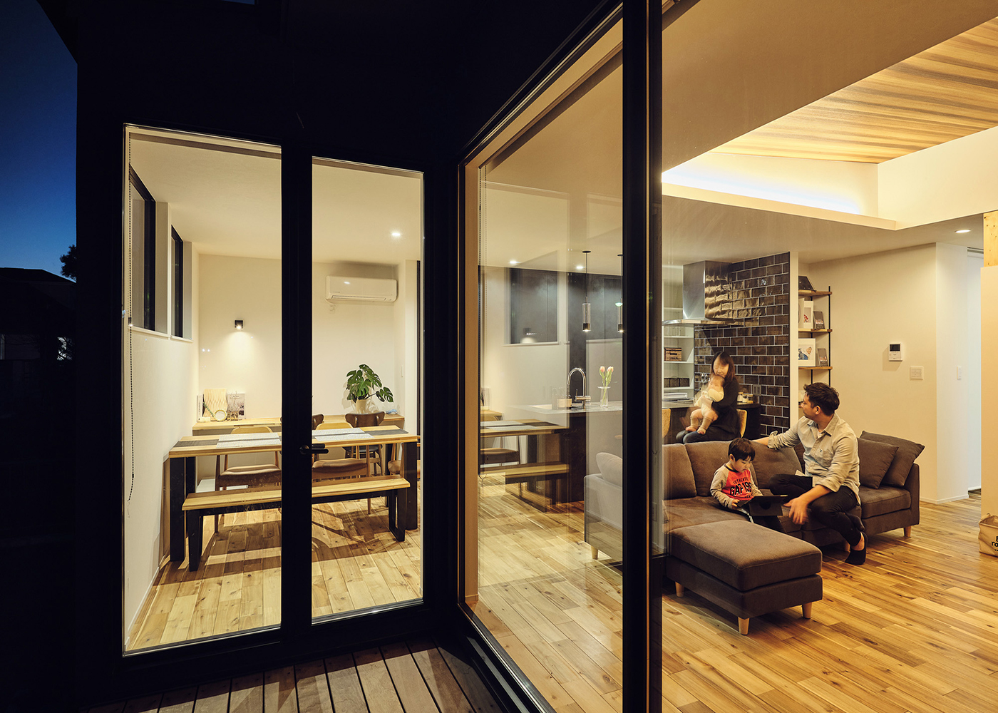 平屋建築ブルーハウス【デザイン住宅、間取り、平屋】庭からのLDK。道路に面しておらず、視線を気にせずカーテン無しでのびのび