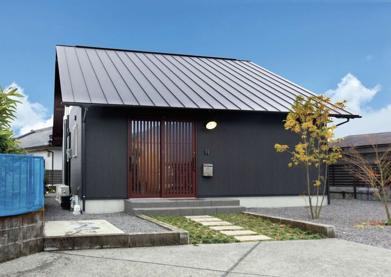 サイエンスホーム【和風、間取り、平屋】切妻屋根と格子の玄関引戸を採用するなど、古き良き日本家屋の佇まいを見せるT邸の外観。趣を感じる外溝も『サイエンスホーム』の設計・施工