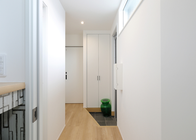 たっぷりの光が入り明るい玄関