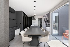 シックな色調でまとめられたダイニング。大きな窓から自然光が差し込み、明るく開放的な空間を演出している。