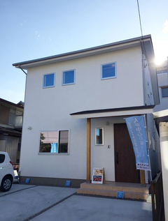 お客様のお家が完成！太陽の光がポカポカ、明るい木のお家のイメージ