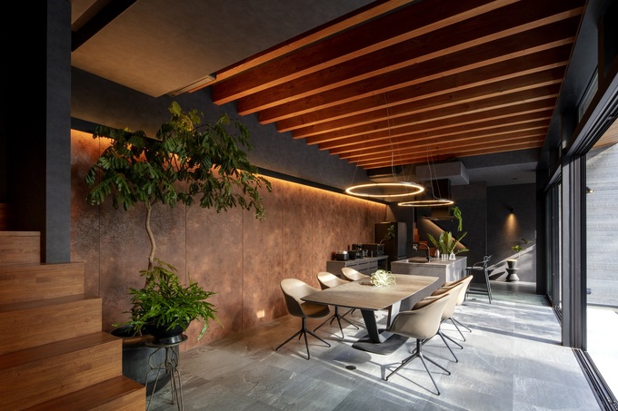 モダンなデザインのダイニング空間。シックな色合いと木材を取り入れ、落ち着いた雰囲気を演出。大きな窓からは自然光が差し込み、開放感を感じる。