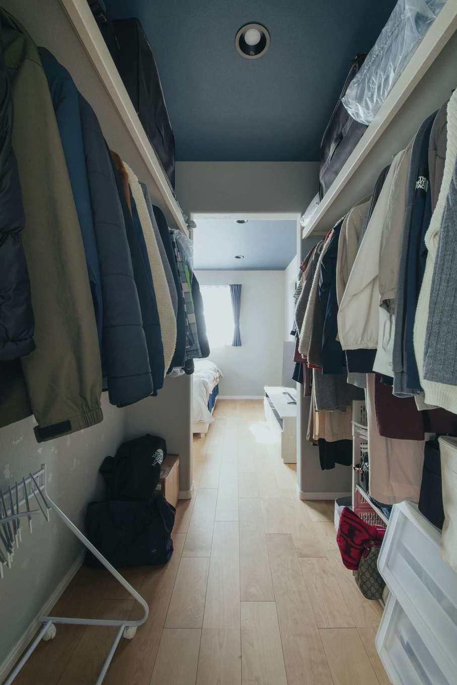 子育て安心住宅 Design Craft Office【デザイン住宅、子育て、間取り】寝室に併設されたウォークインクローゼットは、廊下からも入ることができる回遊性が使いやすい。よく着るものは1階の洗面室へ