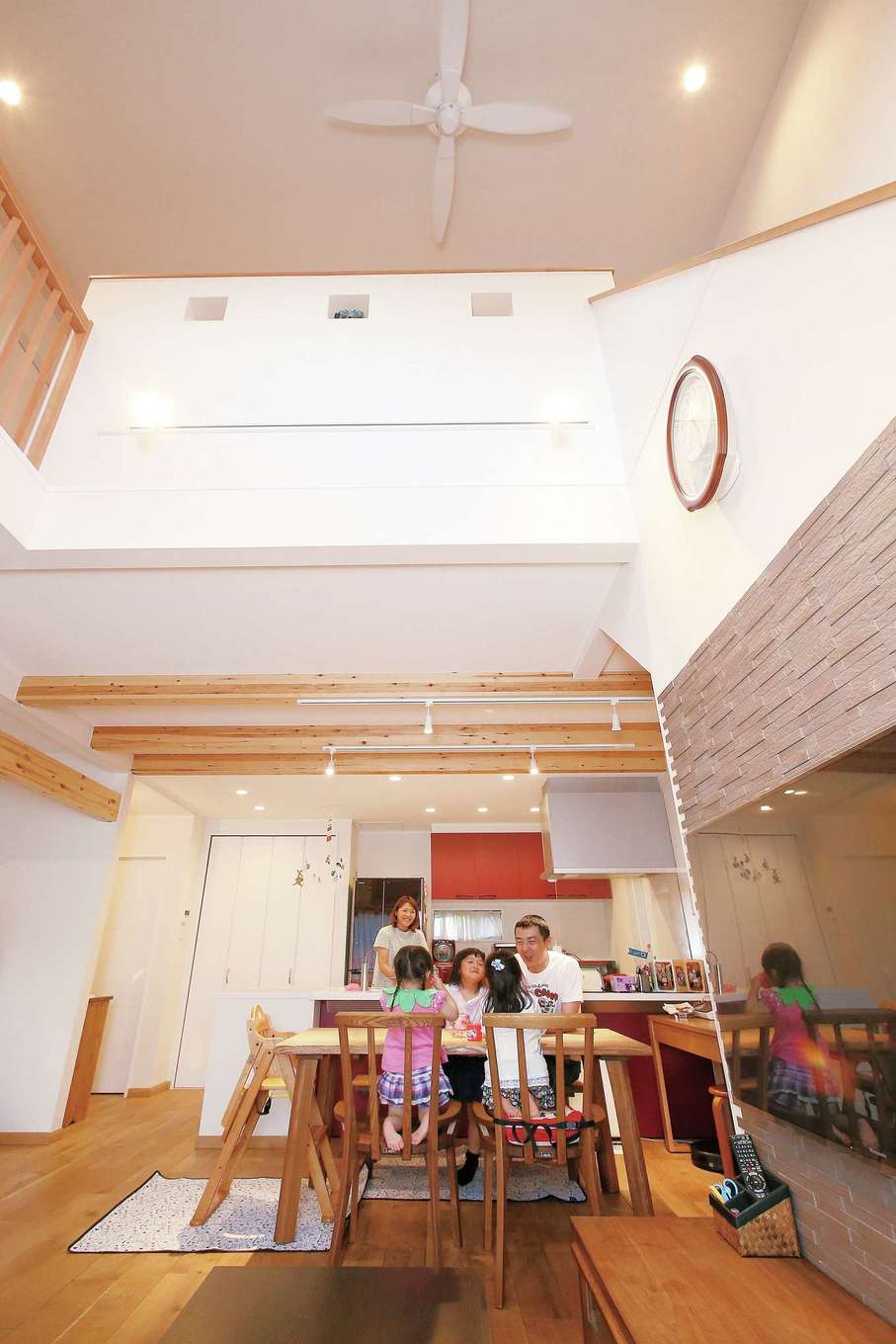 片桐建設【子育て、趣味、自然素材】家族団らんのLDK。塗り壁と無垢材のLDKは、吹き抜けになっていて爽やかで開放的。また、TV裏に配したエコカラットは、室内の湿度を調節し、匂いを軽減してくれる