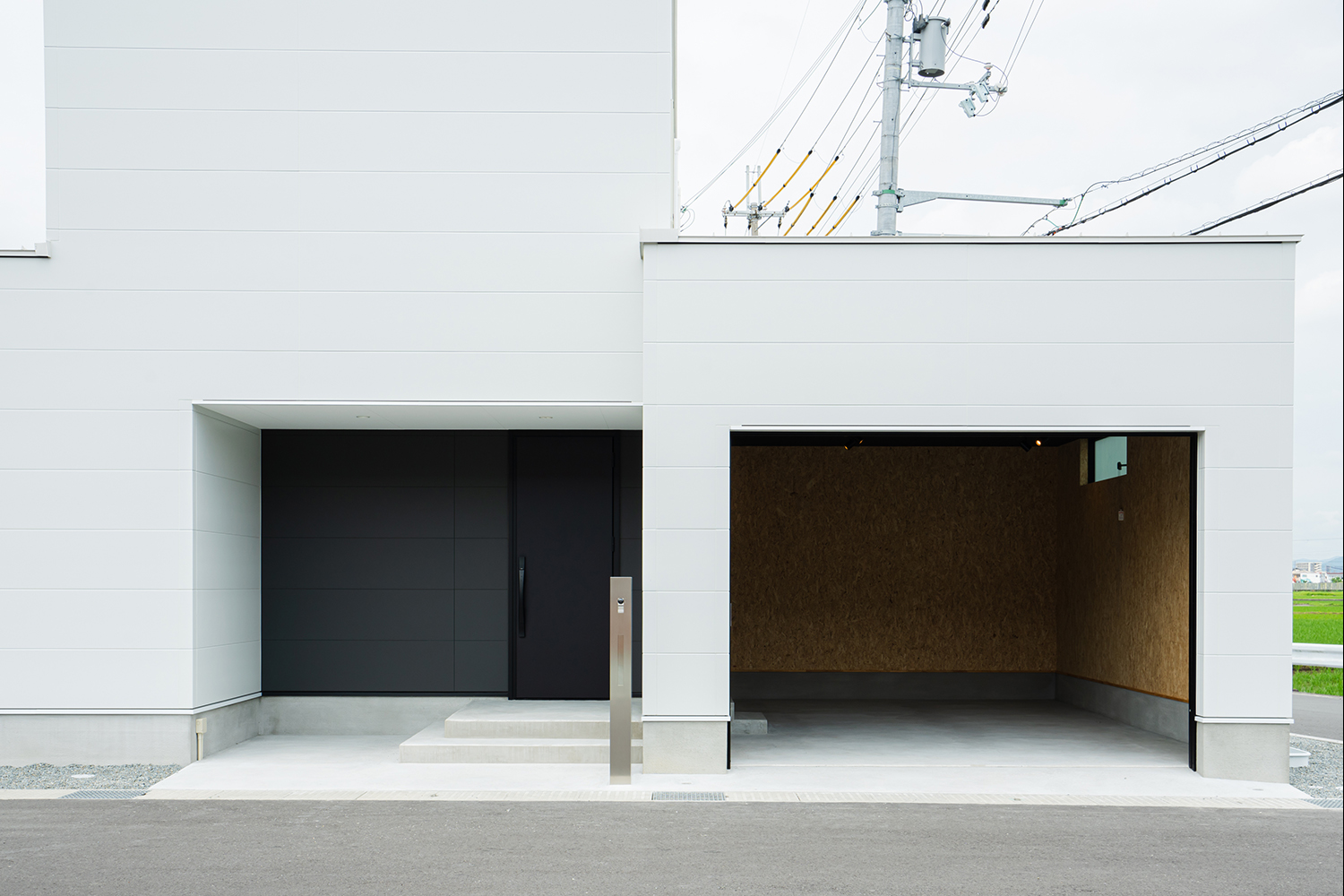 ETERNITY（エタニティ)　SIMPLE NOTE 浜松東【デザイン住宅、建築家、ガレージ】深い軒のある玄関は出入りしやすい