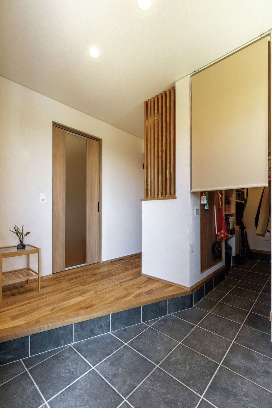 神谷綜合建設 カミヤの家【子育て、省エネ、平屋】2.6畳の土間収納がある玄関ホール。格子の向こうには洗面があり、帰宅後もすぐに手洗いができる