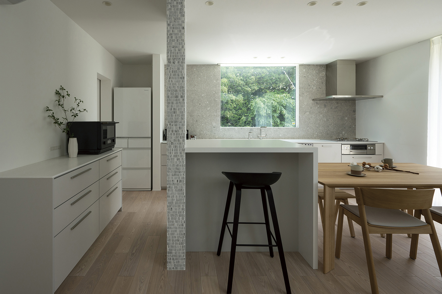 アールギャラリー（アールプランナー）【デザイン住宅、自然素材、建築家】キッチンに設けたピクチャーウインドウが、外の緑景を絵のように切り取ってくれる。緑を眺めながら料理ができるキッチンは、家族にとっての特別な場所にもなりそう