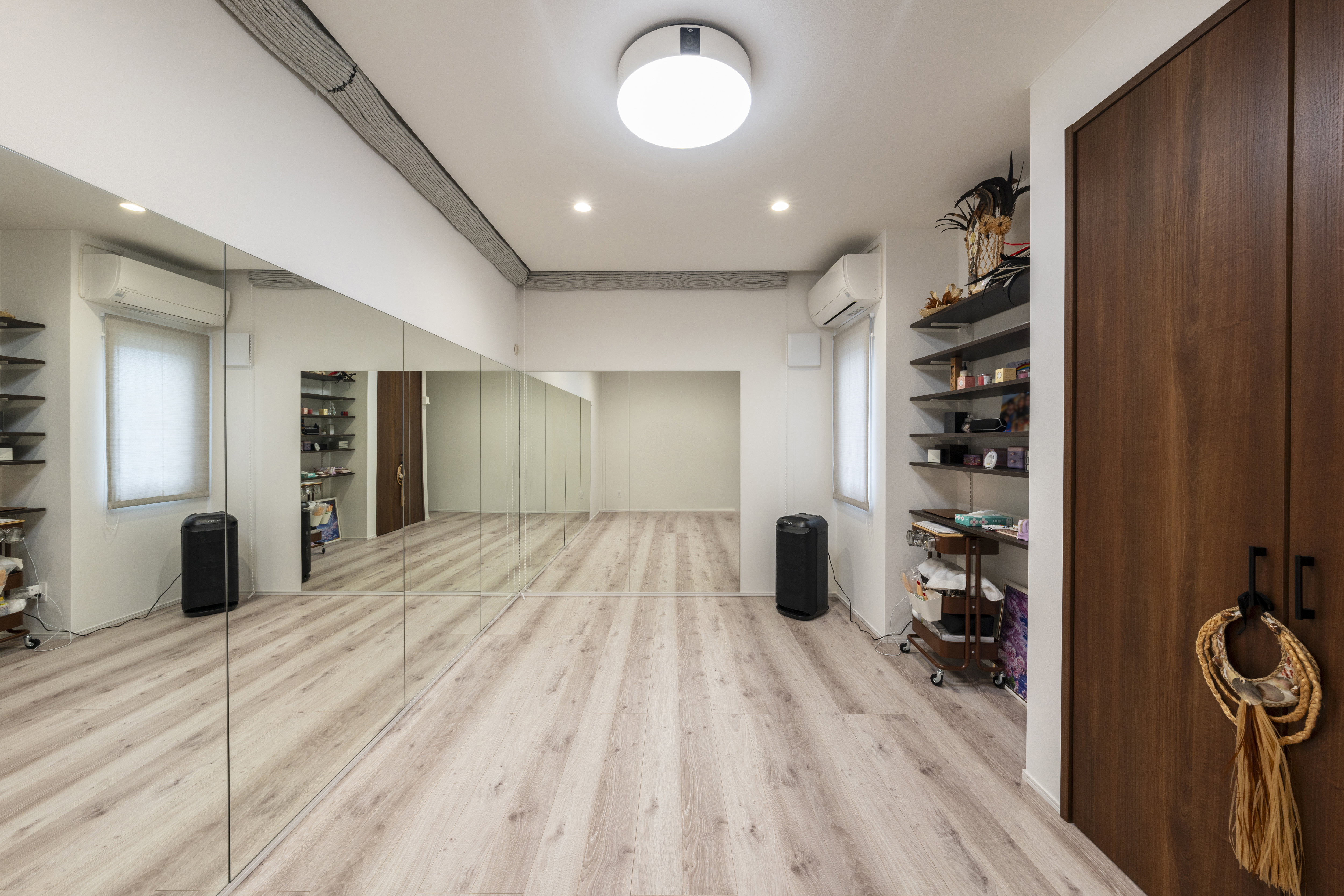 広島建設 セナリオハウス｜壁一面が鏡張りになった多目的なフリースペース。L字型で鏡を設置することによって、全身を見ながらダンスの練習を行うことが可能に。鏡にカーテンを取り付けているので、誰かが遊びに来た際には、隠すことも可能。