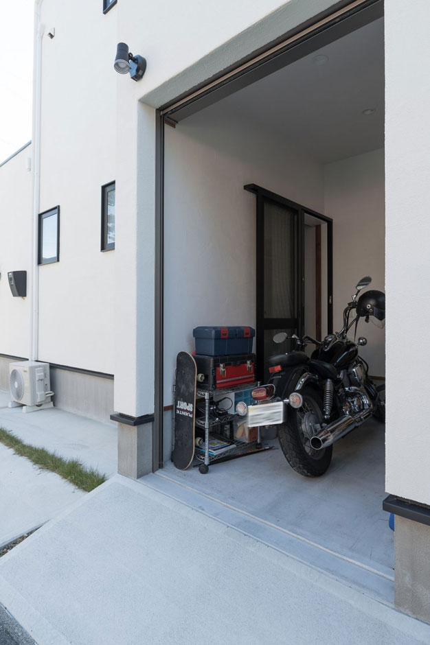 アイジースタイルハウス【デザイン住宅、高級住宅、ガレージ】愛車のバイクを収納するビルトインガレージ。以前の家は屋外駐車だったが、これで雨の日でも安心
