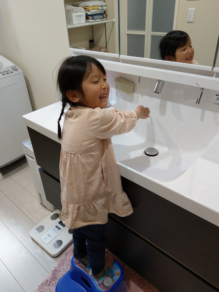 太陽ハウジング【子育て、収納力、間取り】将来お風呂と洗面を同時に使うことを想定し、洗面室内にカーテンを設置できるよう天井に下地を入れた