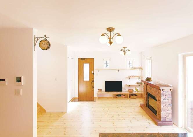 玄関ドアを入るとすぐにリビングという洋館ならではのオープンな間取り。手づくりのTVボードやアンティーク調のインテリア小物がいい味を出している