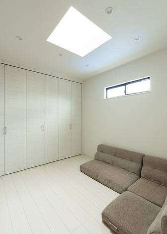 トップライトから採光を取り入れ、部屋中明るく