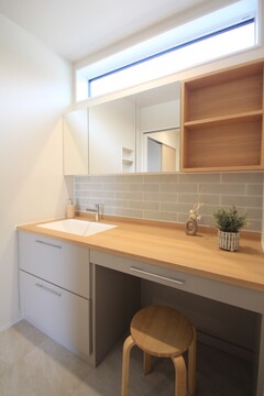 明るい自然光が差し込む洗面スペース。造作洗面台は、木の温もりを感じる"ひろびろカウンター”メイクスペースも兼ねているので使い勝手がよい設計。