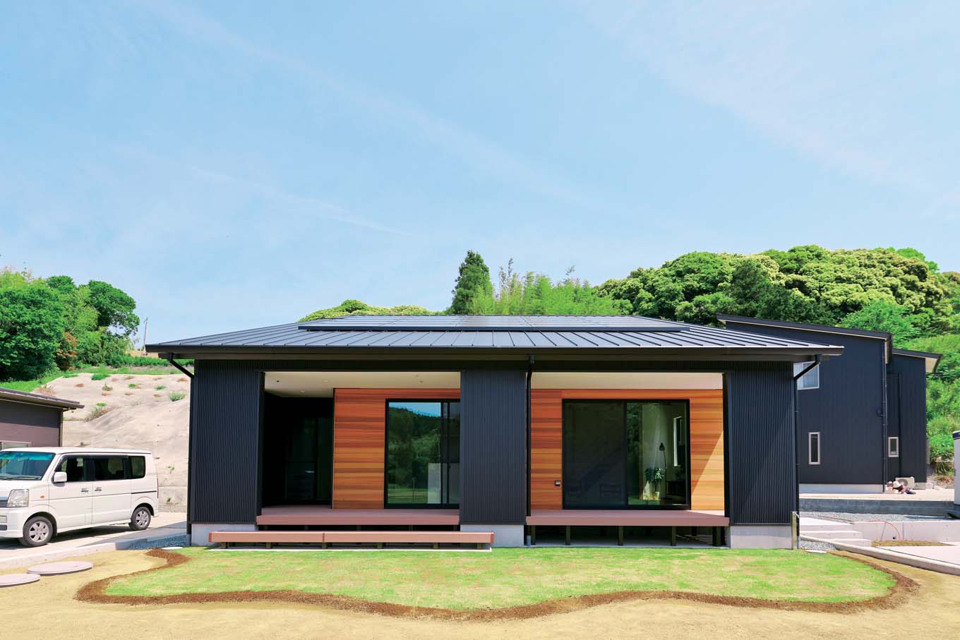 KUREKEN HAUS（榑林建設）【デザイン住宅、省エネ、ペット】屋根の勾配を極力抑えることで、通り側からは平屋のように見える。外壁は一面のみホワイトアッシュを張り、適度な個性とあたたかみを演出