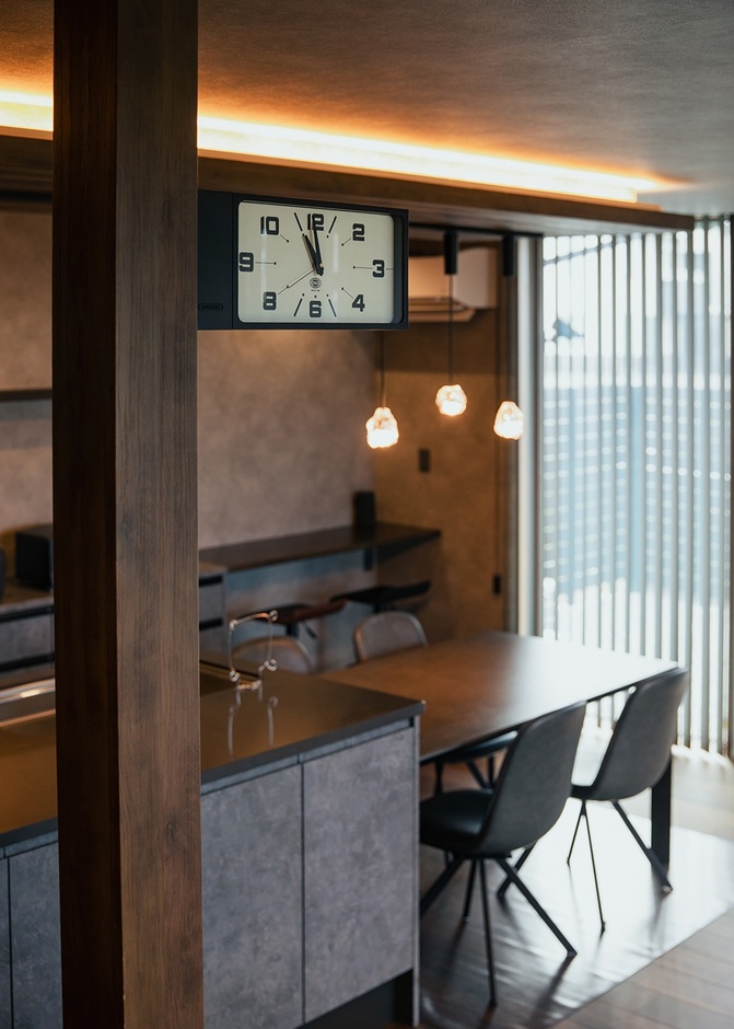 構造上どうしても必要な柱に時計を設置して、おしゃれな雰囲気に。IoTにより、エアコンはスマホで自由に操作できる