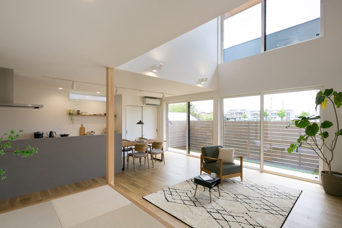 シンプル｜空まで一望できるリビング。開放感抜群。
また、 小上がりの畳は、腰掛けることもでき家族がコミュニケーションを取りやすいLDKに。