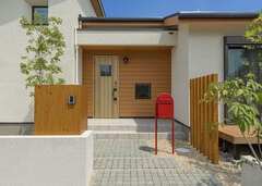 玄関回り。木のぬくもりを生かした温かいイメージに