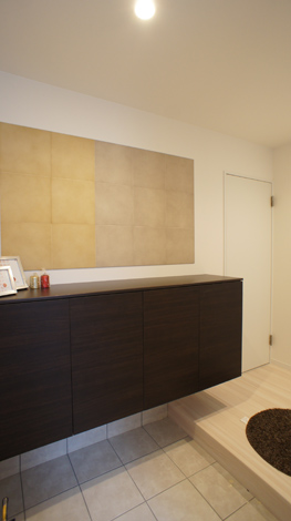小野田産業～designers house project～【デザイン住宅、二世帯住宅、趣味】子世帯の玄関はタイルとモダンな雰囲気で高級感を出した